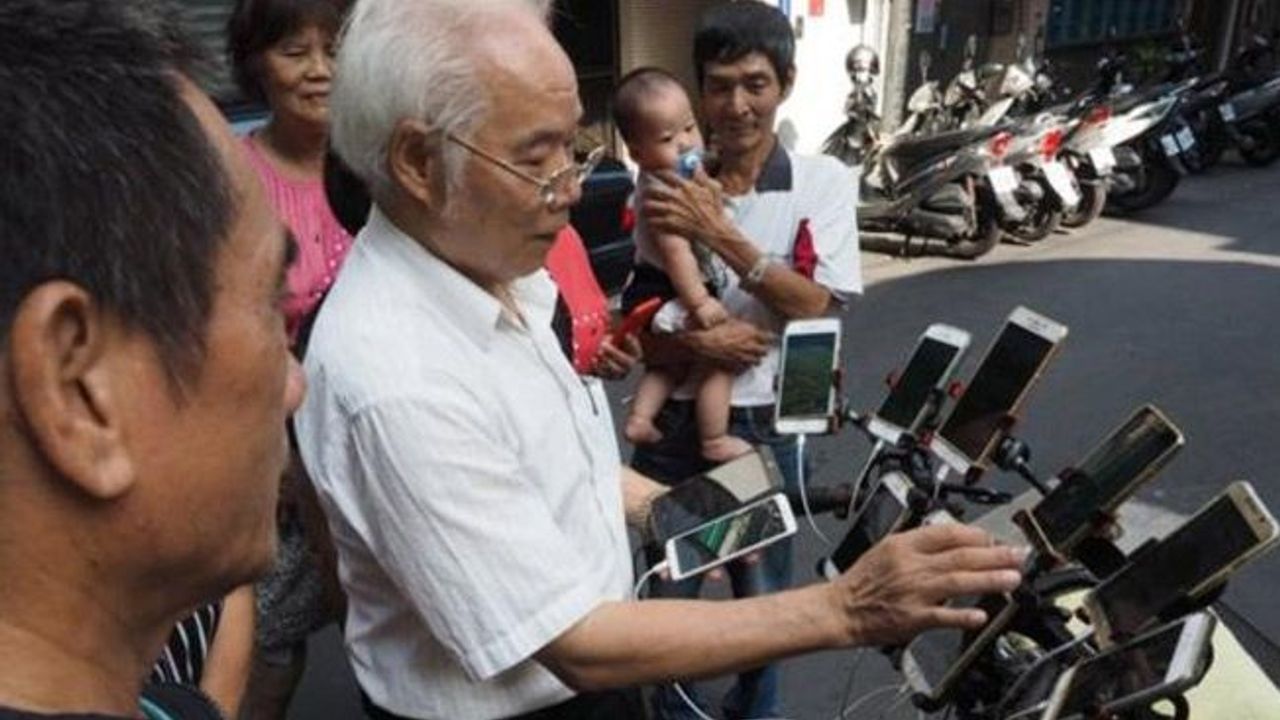 70 yaşında, 11 telefonla günde 20 saat Pokemon Go oynuyor