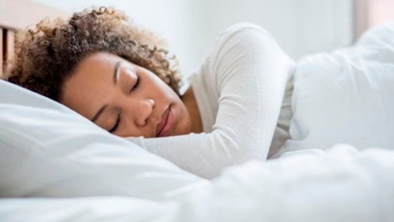 Gece geç uyuyanlar 'vücut saatini 3 haftada eğitip daha sağlıklı olabilir'