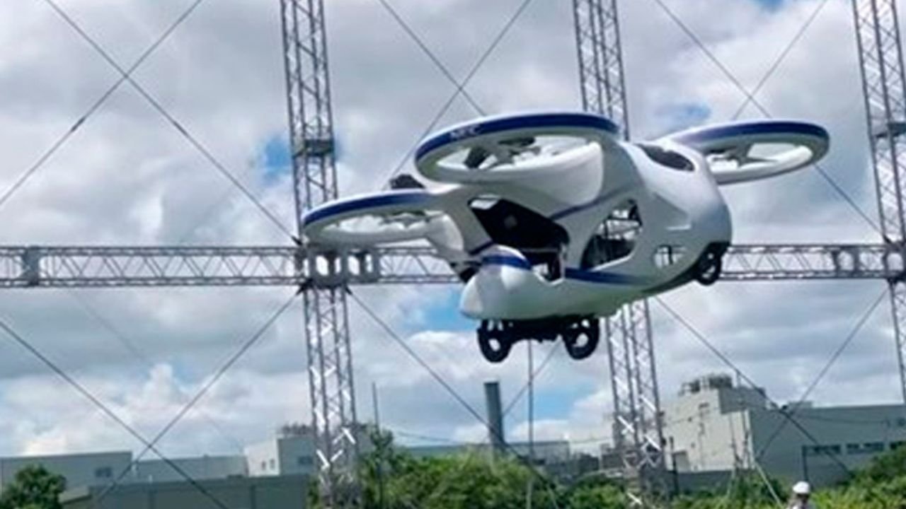 Japonya'da prototip uçan otomobil deneme uçuşu yaptı