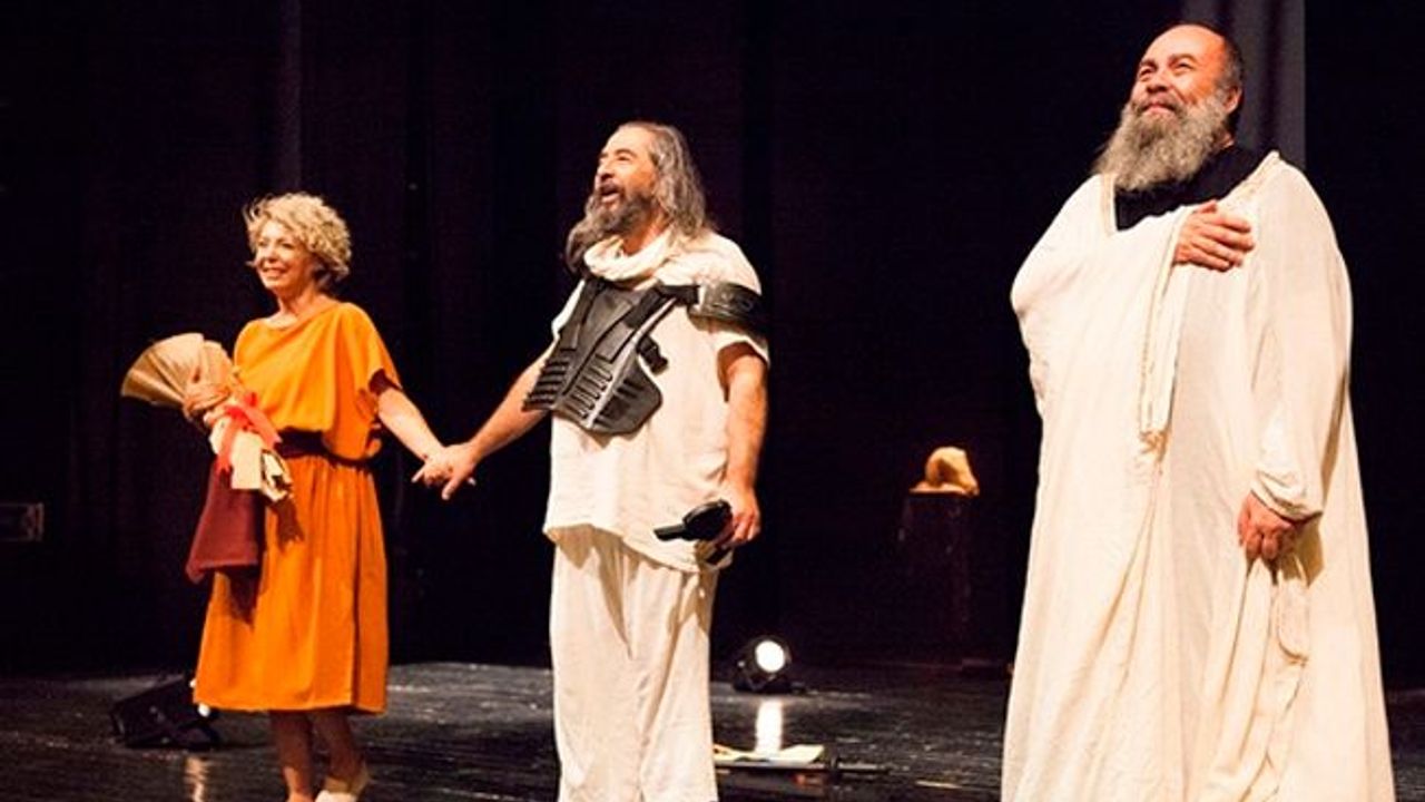 Tiyatro Üçartıbir tarafından “Sokrates’in Son Gecesi” oyunu sahnelendi