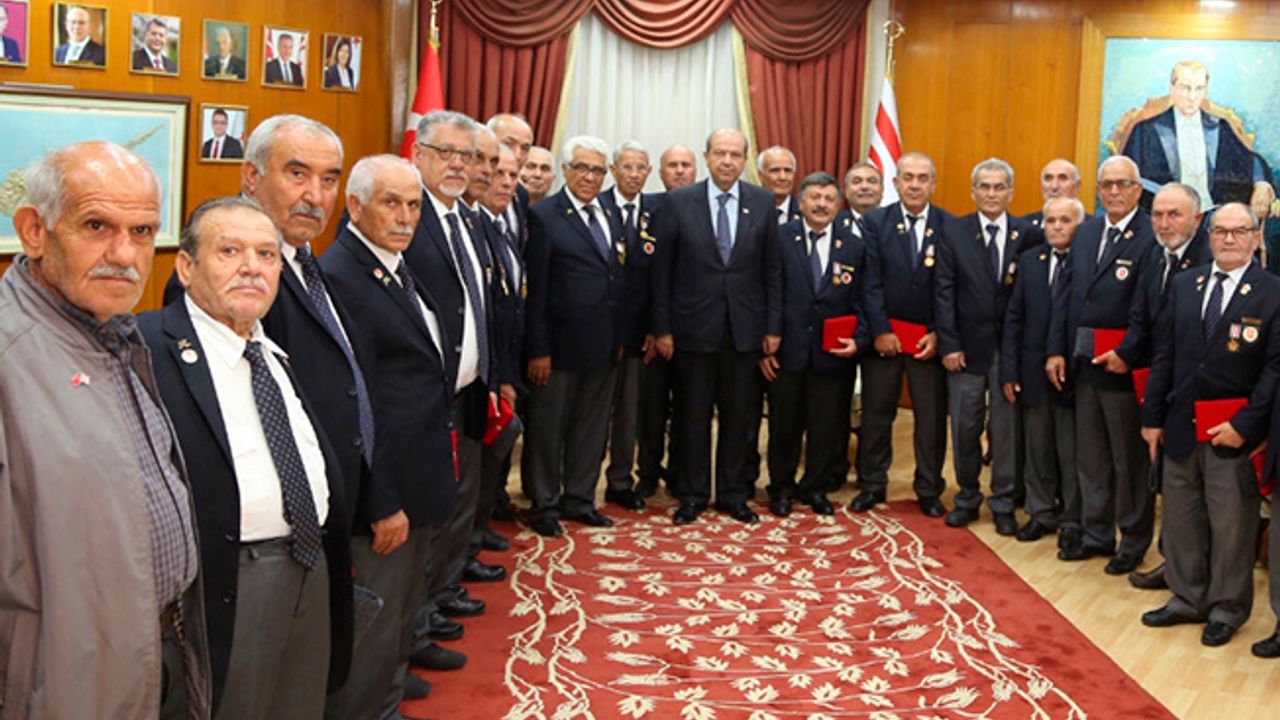 Başbakan Tatar Gazilere madalya verdi