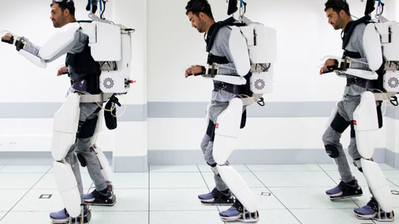 Dış iskelet yardımıyla 4 yıl sonra yeniden yürüdü