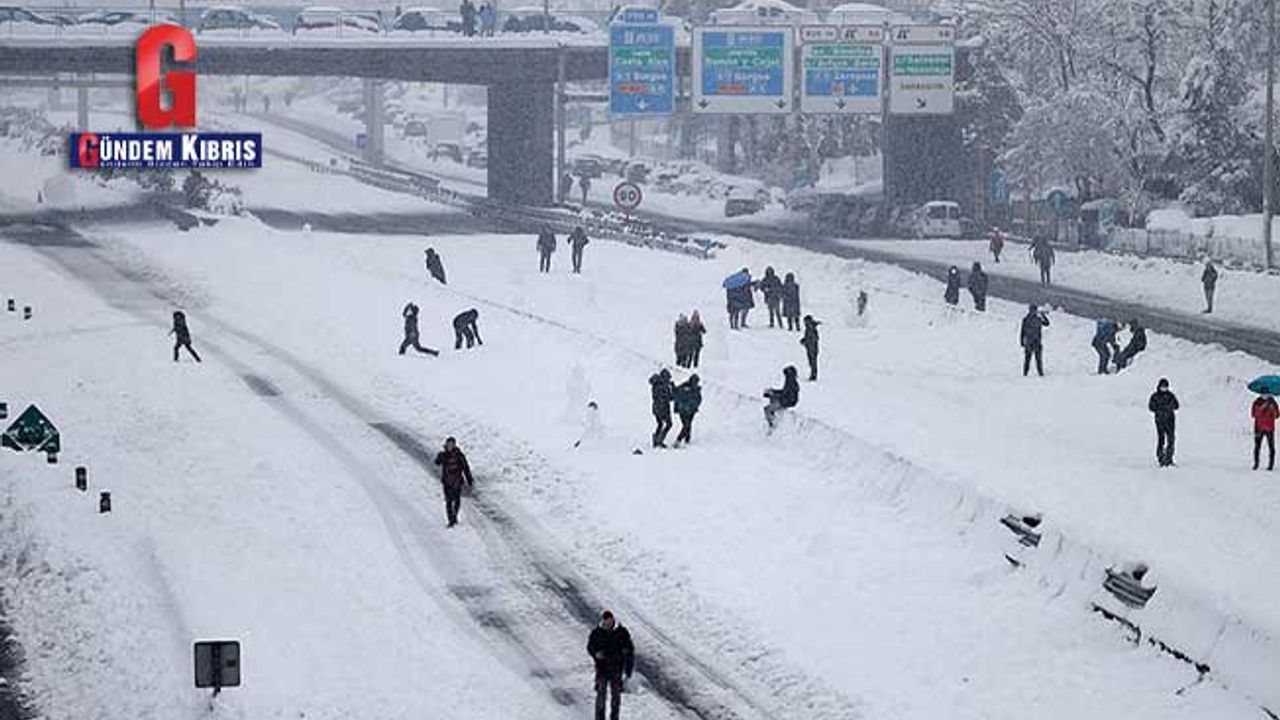İspanya'da yoğun kar yağışı nedeniyle hayat durma noktasına geldi