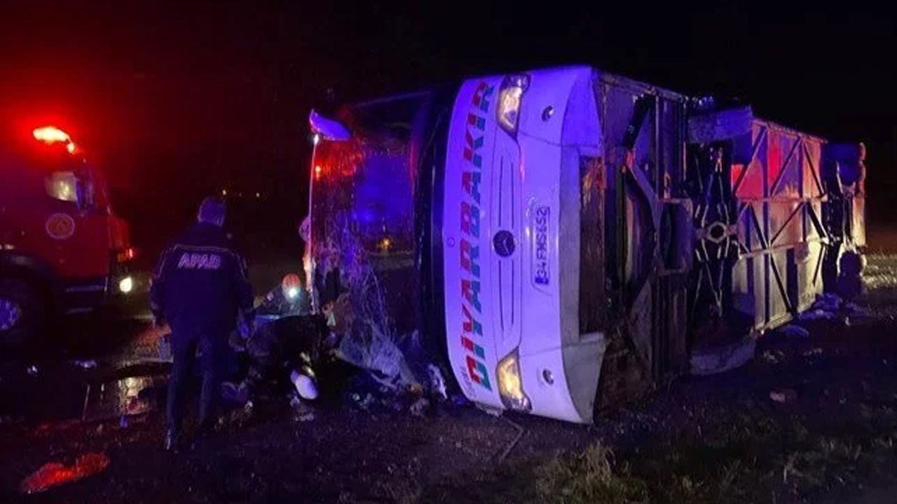 Yolcu otobüsü devrildi: 1'i bebek 5 ölü