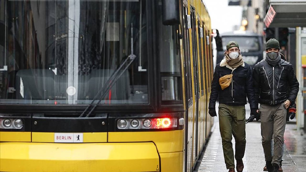 Almanya'nın 5 eyaletinde toplu taşıma araçlarında maske zorunluluğu kaldırılıyor