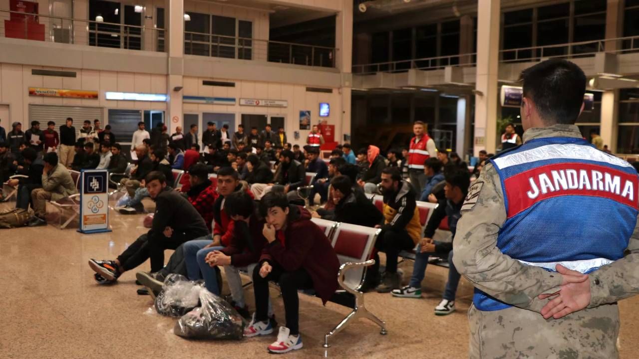 Türkiye’de son bir haftada 2 bin 391 yasa dışı göçmen sınır dışı edildi