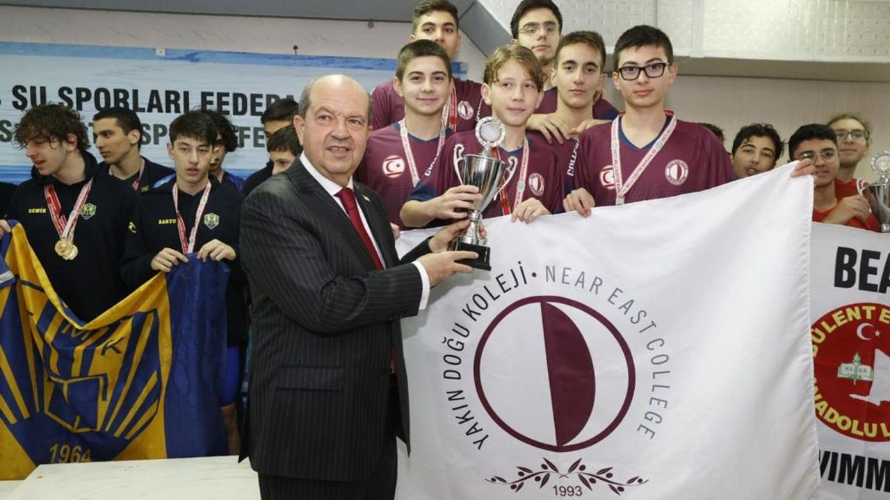 Şampiyon genç yüzücüler, madalya ve kupalarını Cumhurbaşkanı Tatar’ın elinden aldı