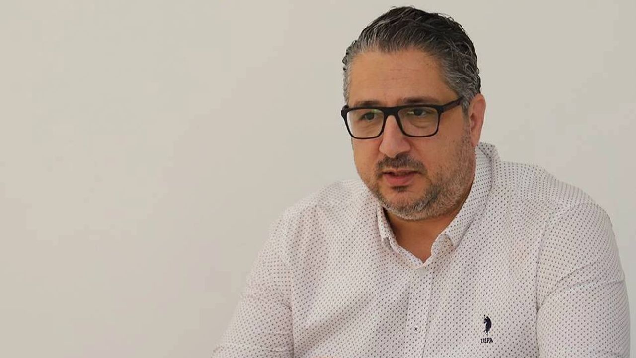 Girne Belediyesine ait pano "başbakanın emriyle" sökülmeye çalışıldı