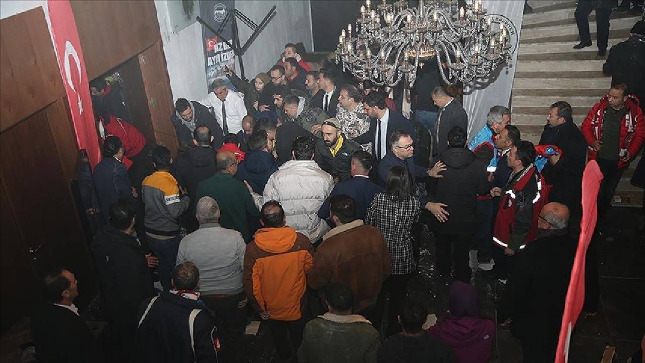 Kars'ta Sarıkamış şehitlerini anma etkinliğinde salonun tavanı çöktü
