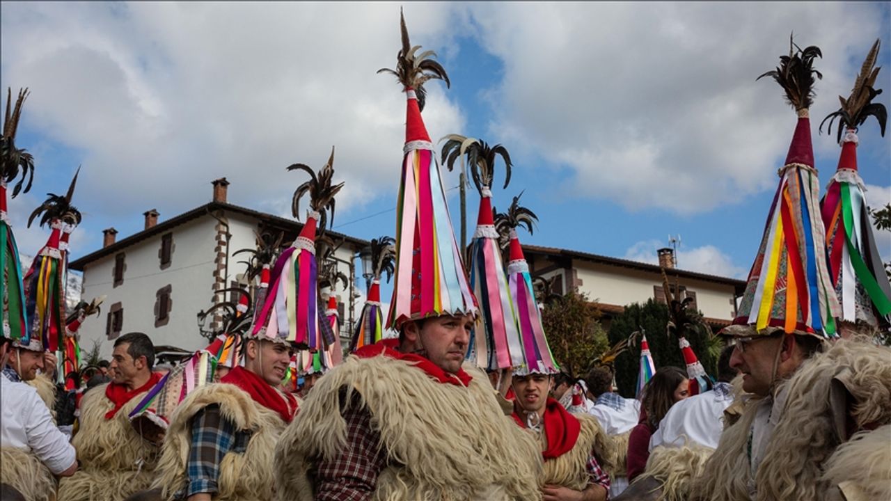 İspanya'da "ilkbaharı uyandıran ve kötülükleri kovan" Joaldunak festivali başladı