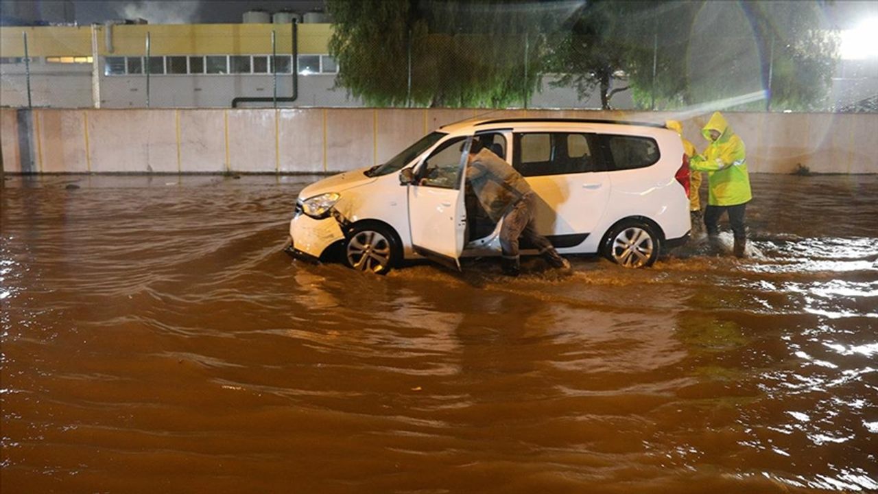 İzmir'de sağanak nedeniyle su baskınları oluştu