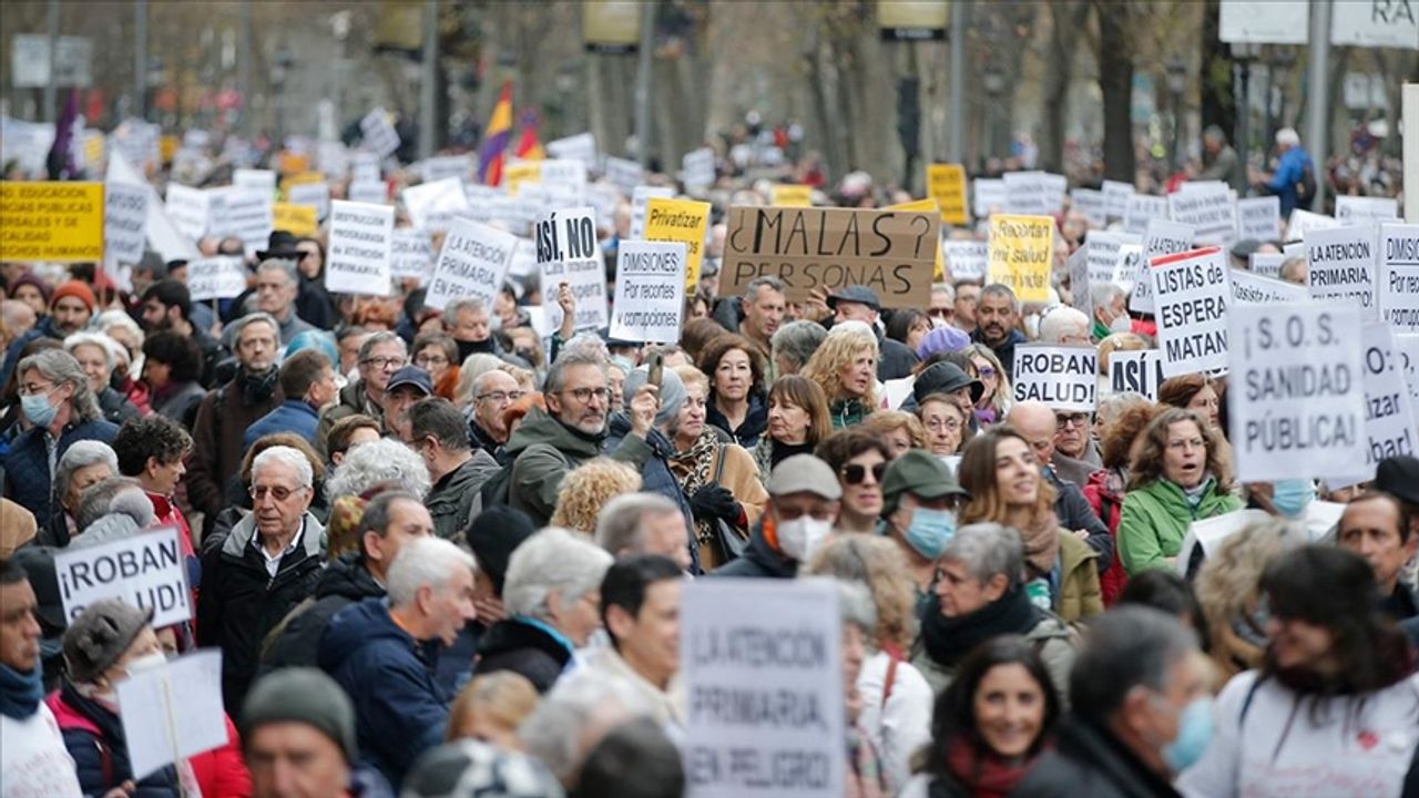 Madrid'de sağlık çalışanları, kamu sağlık hizmetlerini savunmak için gösteri yaptı