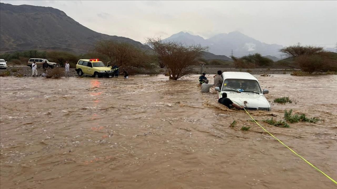 Suudi Arabistan'ın bazı bölgelerinde aşırı yağış nedeniyle çevirim içi eğitim kararı alındı