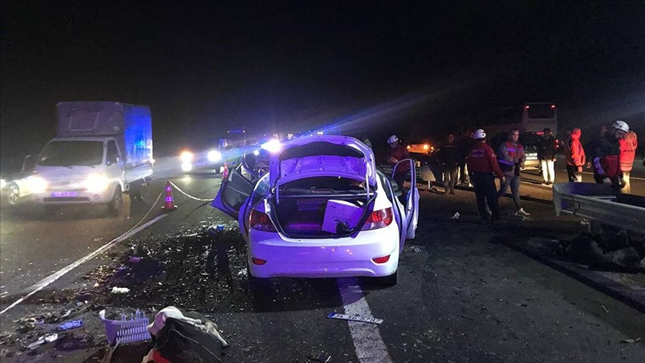 Tarsus-Adana-Gaziantep Otoyolu'nda çekiciyle çarpışan otomobildeki 4 kişi hayatını kaybetti