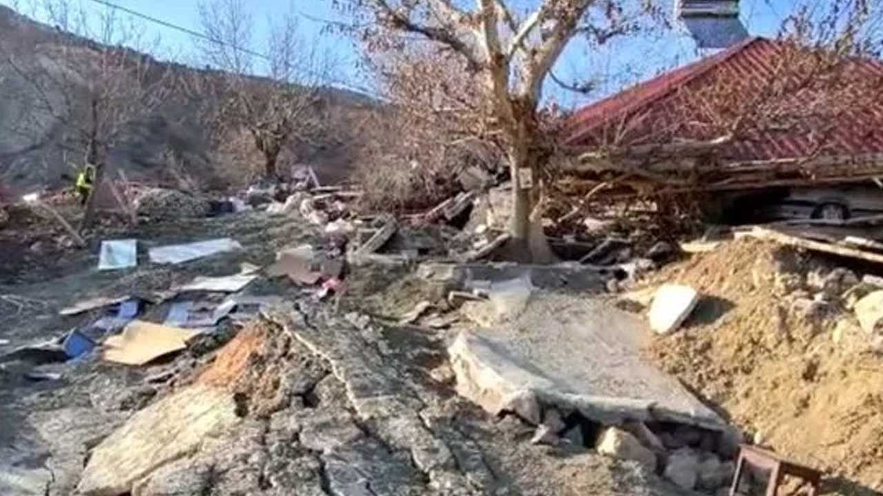 Deprem sonrası felaket! Bir sokağı yuttu, 15 ev yok oldu