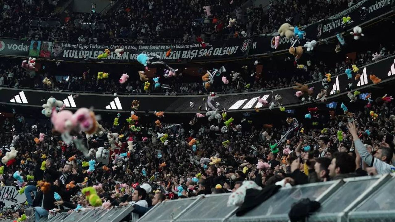 Beşiktaş-Antalyaspor maçının 04.17'inci dakikasında depremzede çocuklar için sahaya oyuncak yağdı