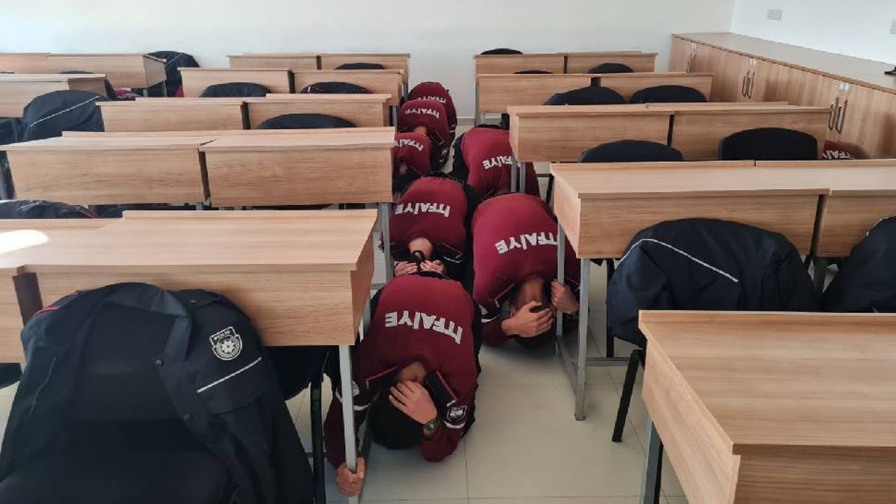 Polis okulu öğrencilerine deprem konusunda eğitim verildi