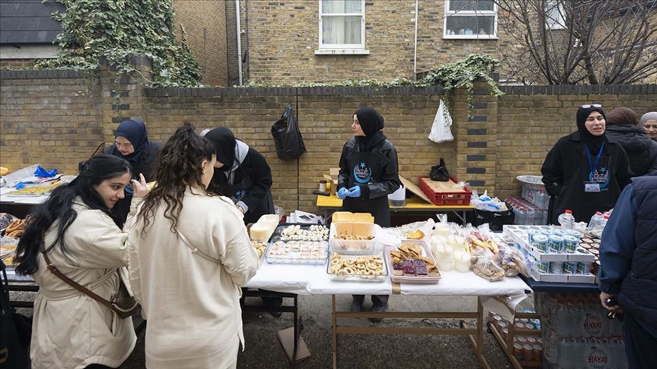 Londra'da Türkiye'deki depremzedeler için kermes düzenlendi