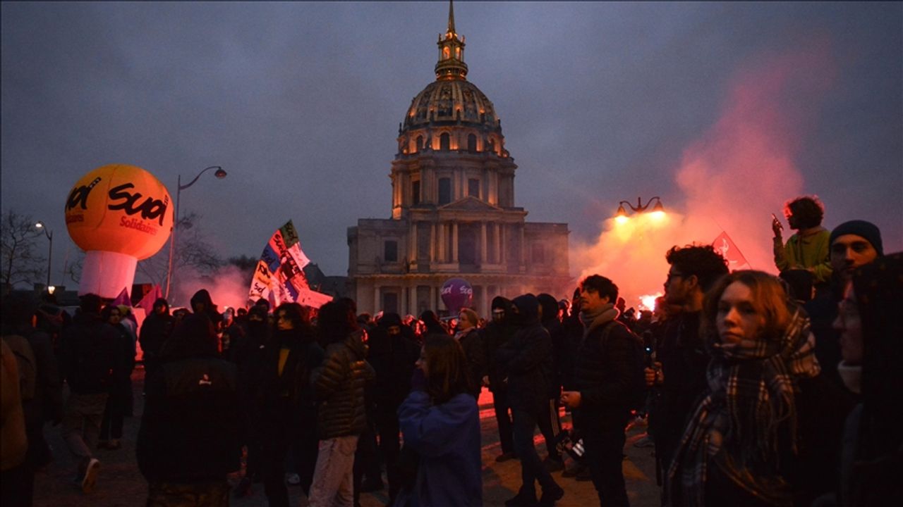Fransızlar, tartışmalı emeklilik reformunu protesto etti