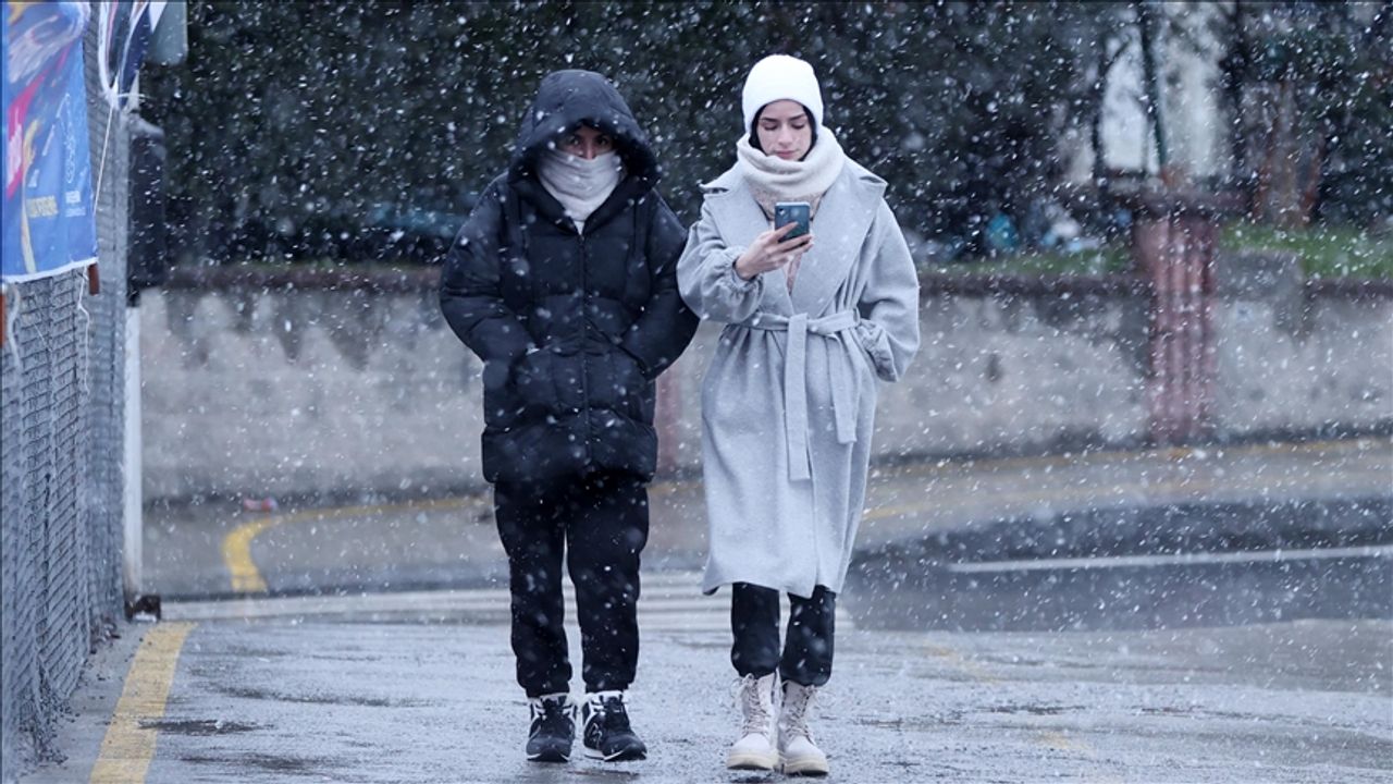 İstanbul'da kar yağışı ve şiddetli rüzgar etkili oluyor