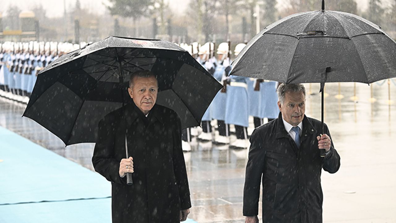 Erdoğan, ayakkabısı ıslanan Fin gazeteciye ayakkabı hediye etti