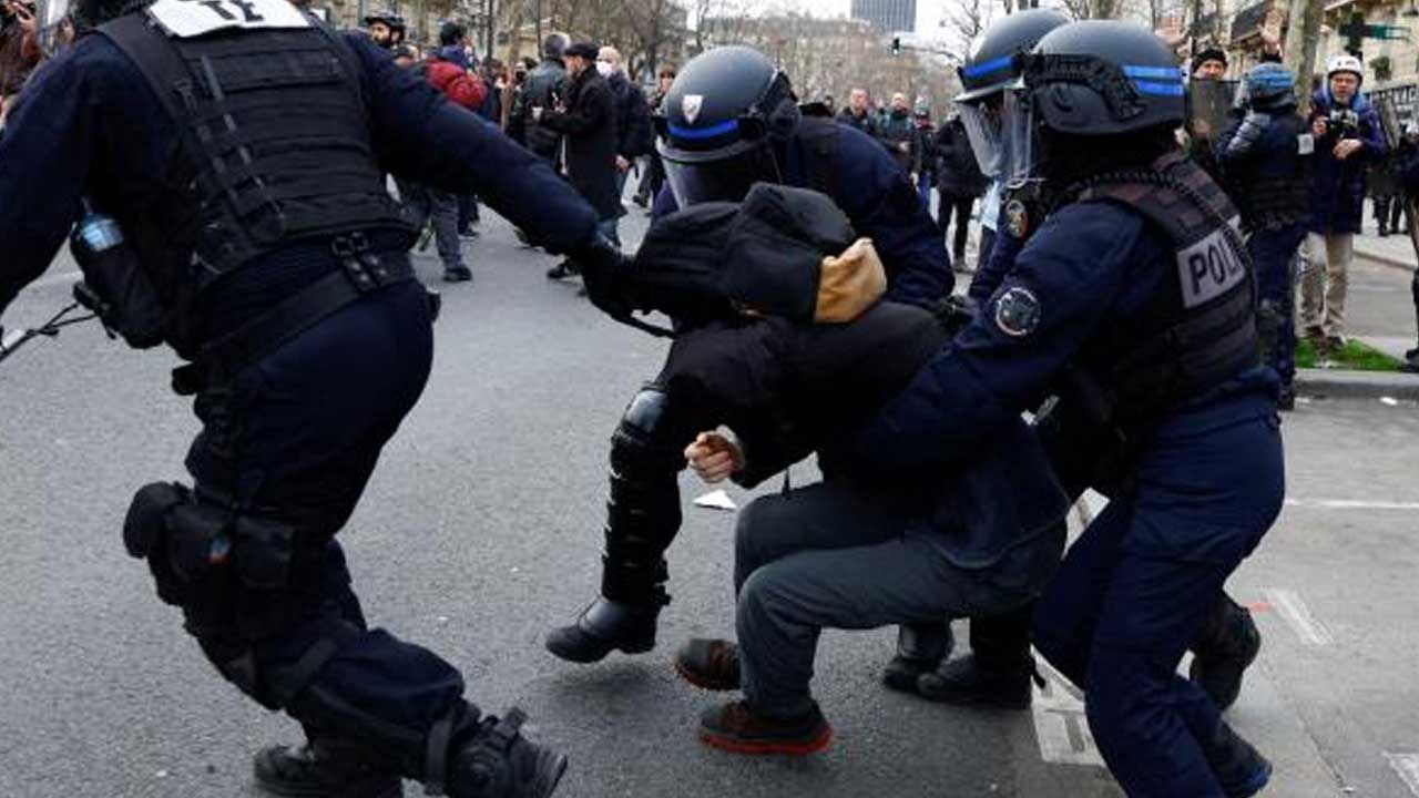 Fransa'da gündem hükümetin düşme olasılığı
