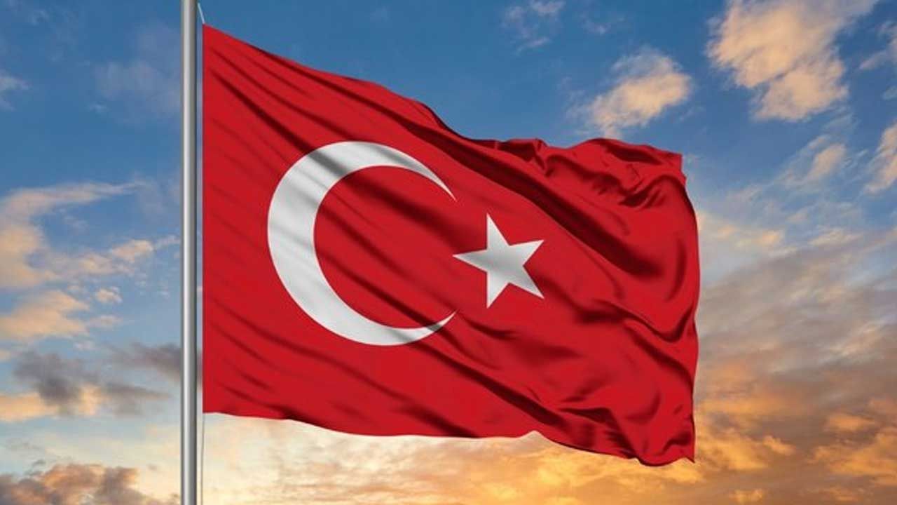 Baf'ta göndere çekilen Türk bayrağını indirdiler!