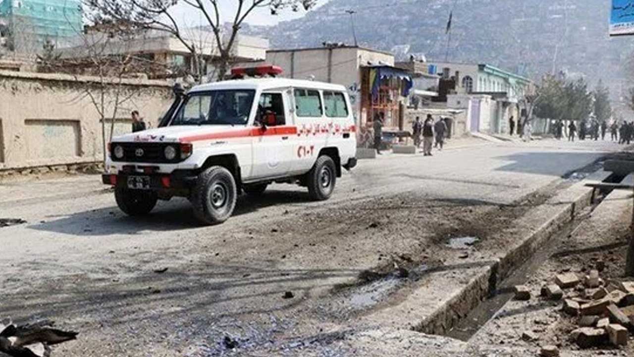 Afganistan'da okula el bombalı saldırı
