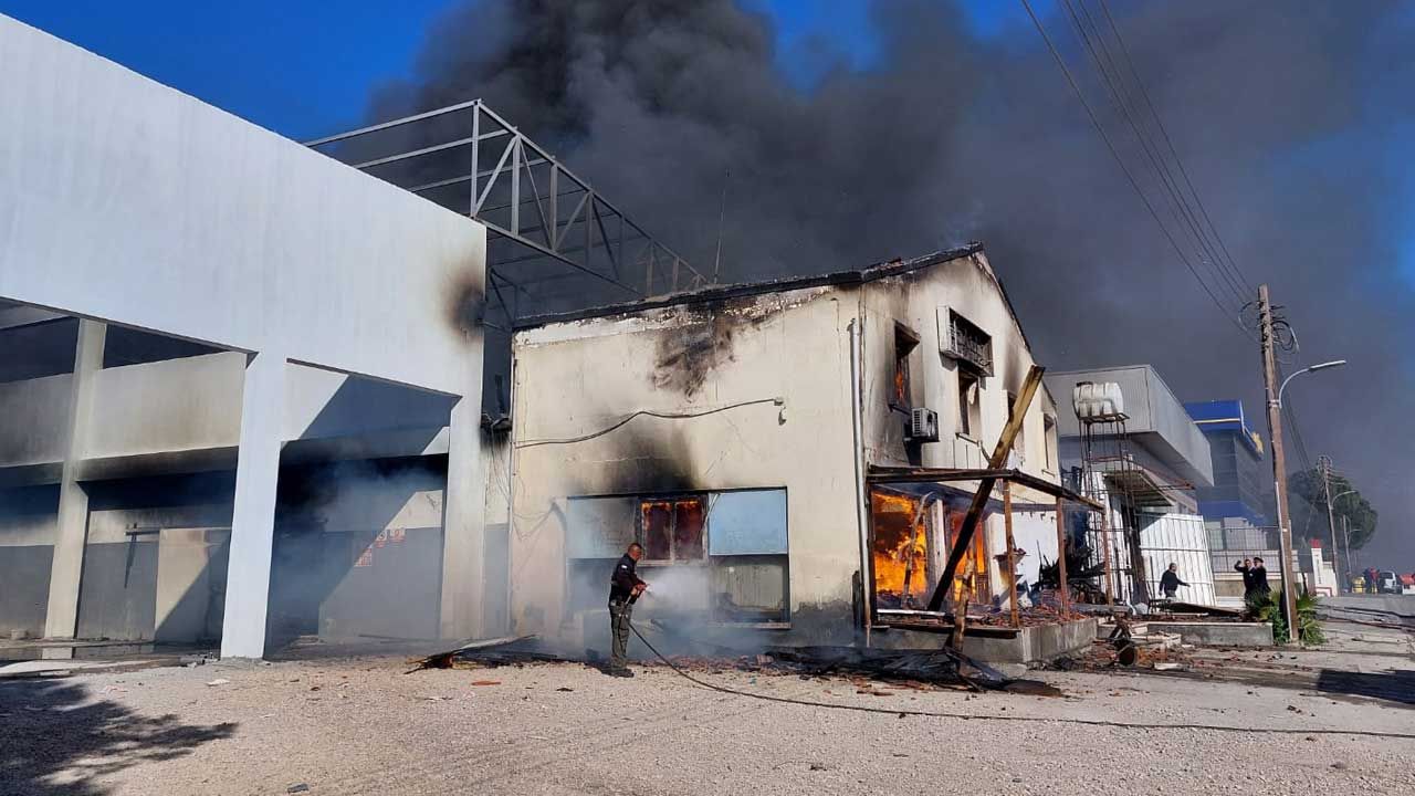 Sırdaş Mobilya’daki yangın söndürüldü…