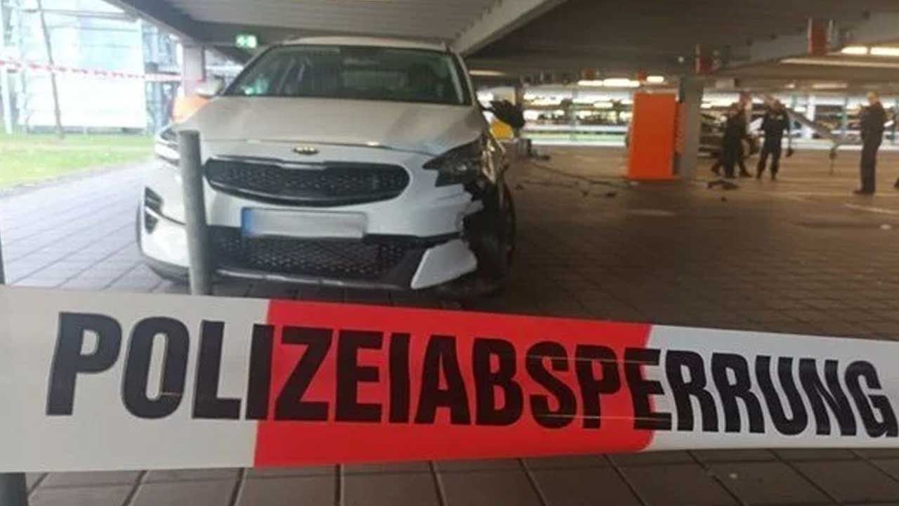 Almanya'da bir araç kalabalığın arasına daldı