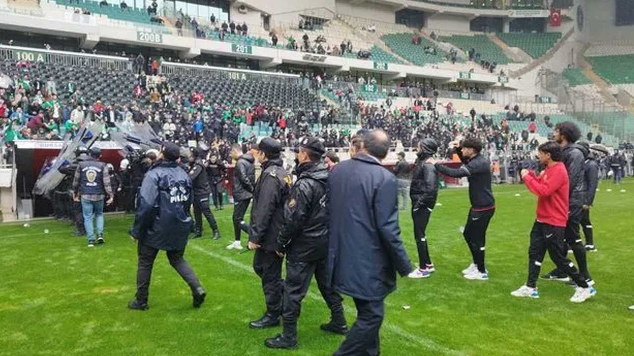 Bursaspor Amedspor maçında ortalık savaş alanına döndü!