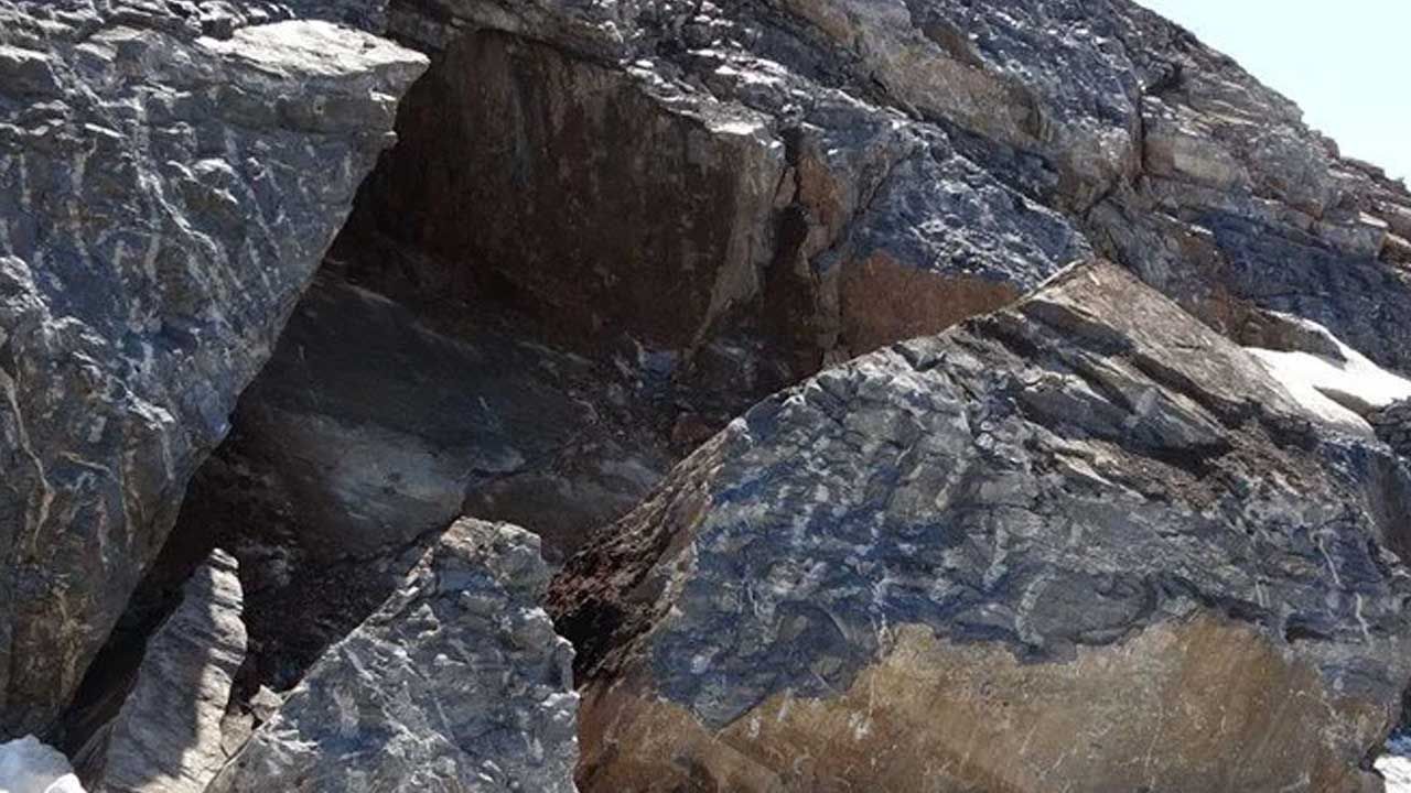 Düşen dev kaya yolu kapattı