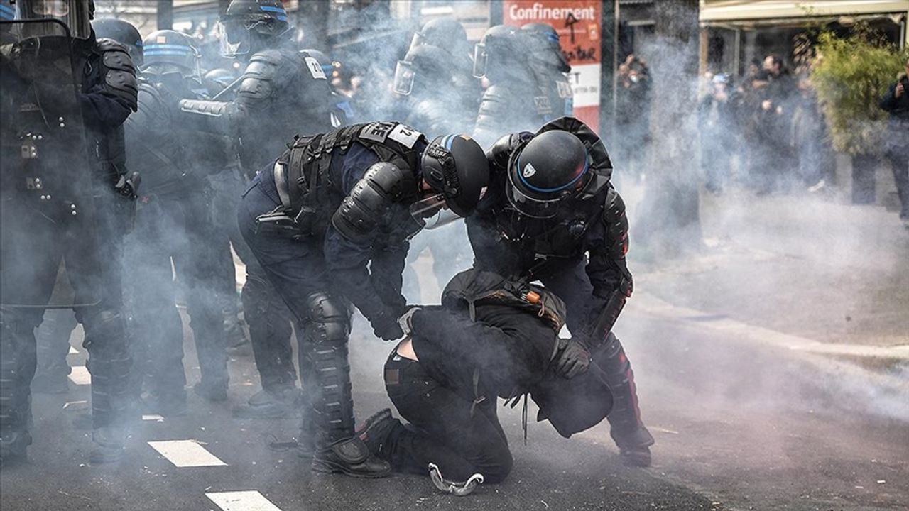 Paris'te polisin protestocuları tehdit etmesine ilişkin soruşturma talebi