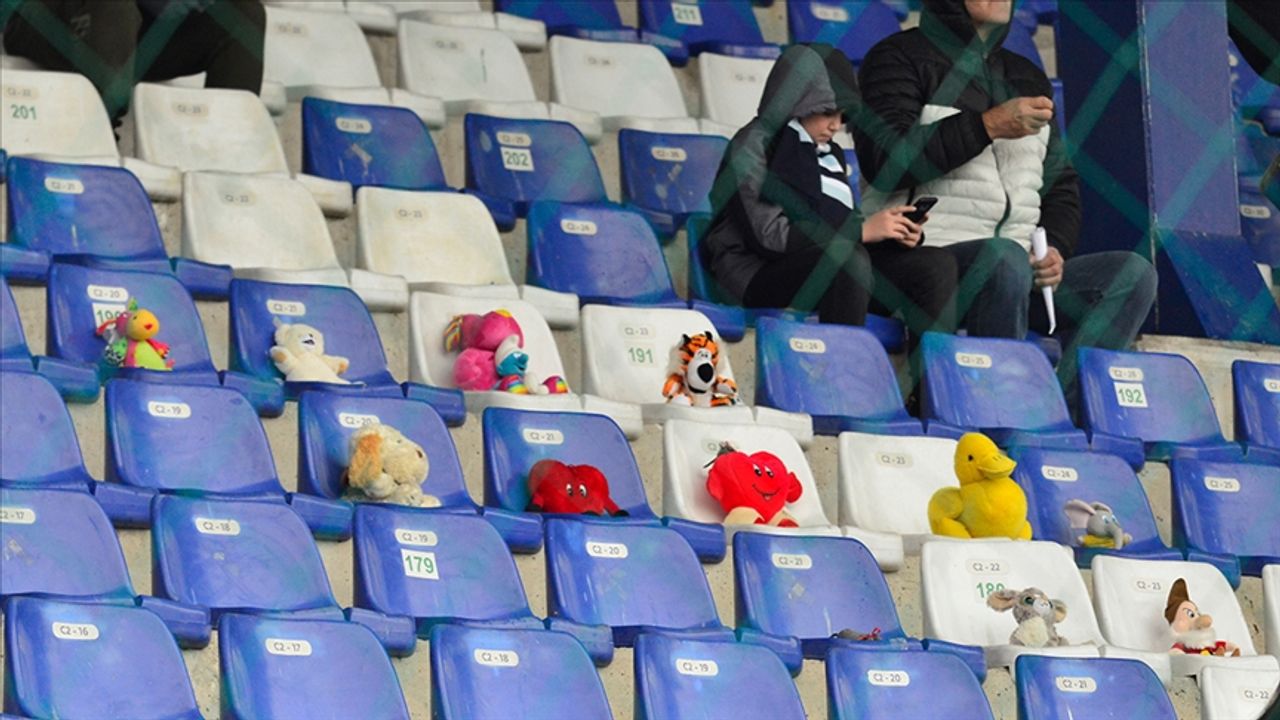 Zeljeznicar-Sloboda maçında depremzede çocuklar için oyuncak toplandı