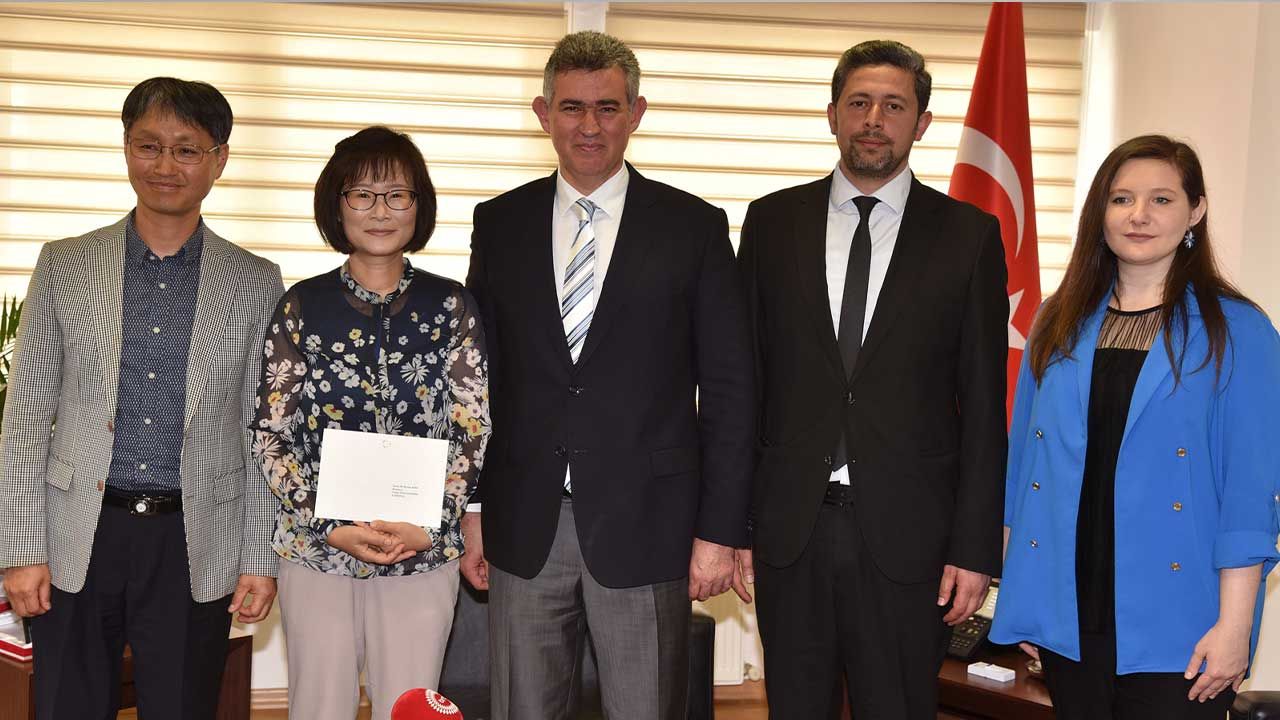 Güney Koreli çift, depremzedeler için topladıkları bağışı Büyükelçiliğe iletti