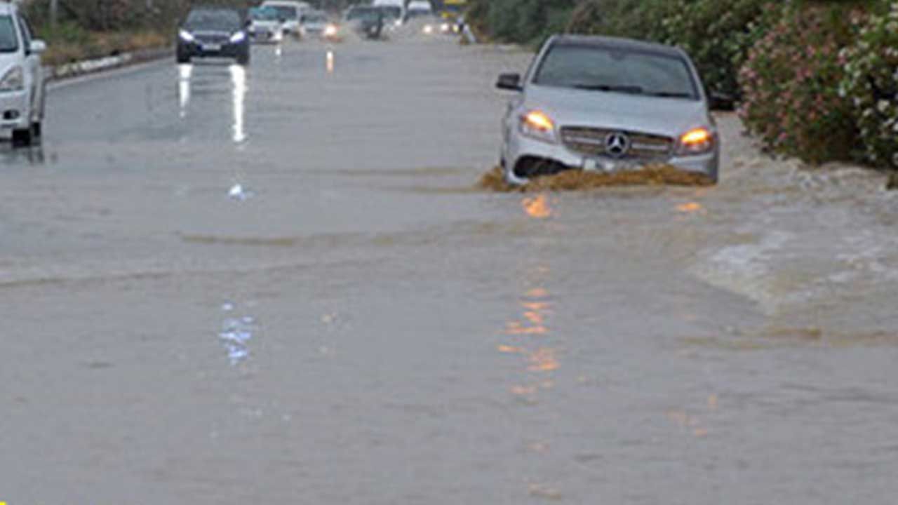Yağış nedeniyle yollardaki su birikintilerine dikkat!
