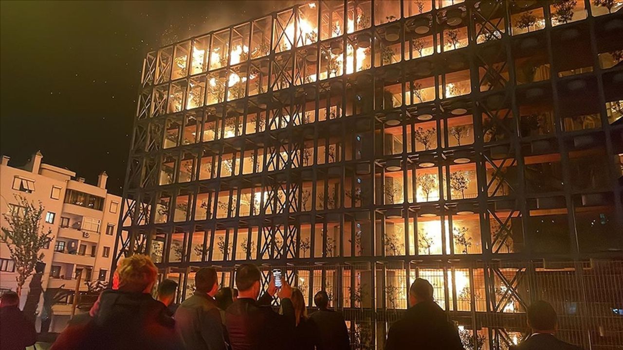 İzmir'de bir sitede çıkan yangına müdahale ediliyor