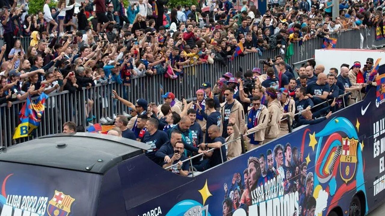 Barcelona'da şampiyonluk kutlamaları: Xavi ilk kupasına kavuştu
