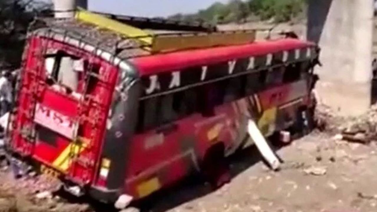 Hindistan'da otobüs köprüden uçtu: 22 ölü