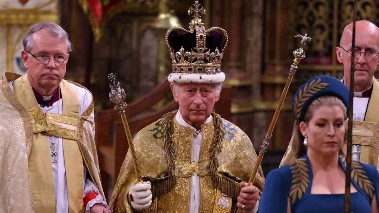 Kral Charles tacı taktı