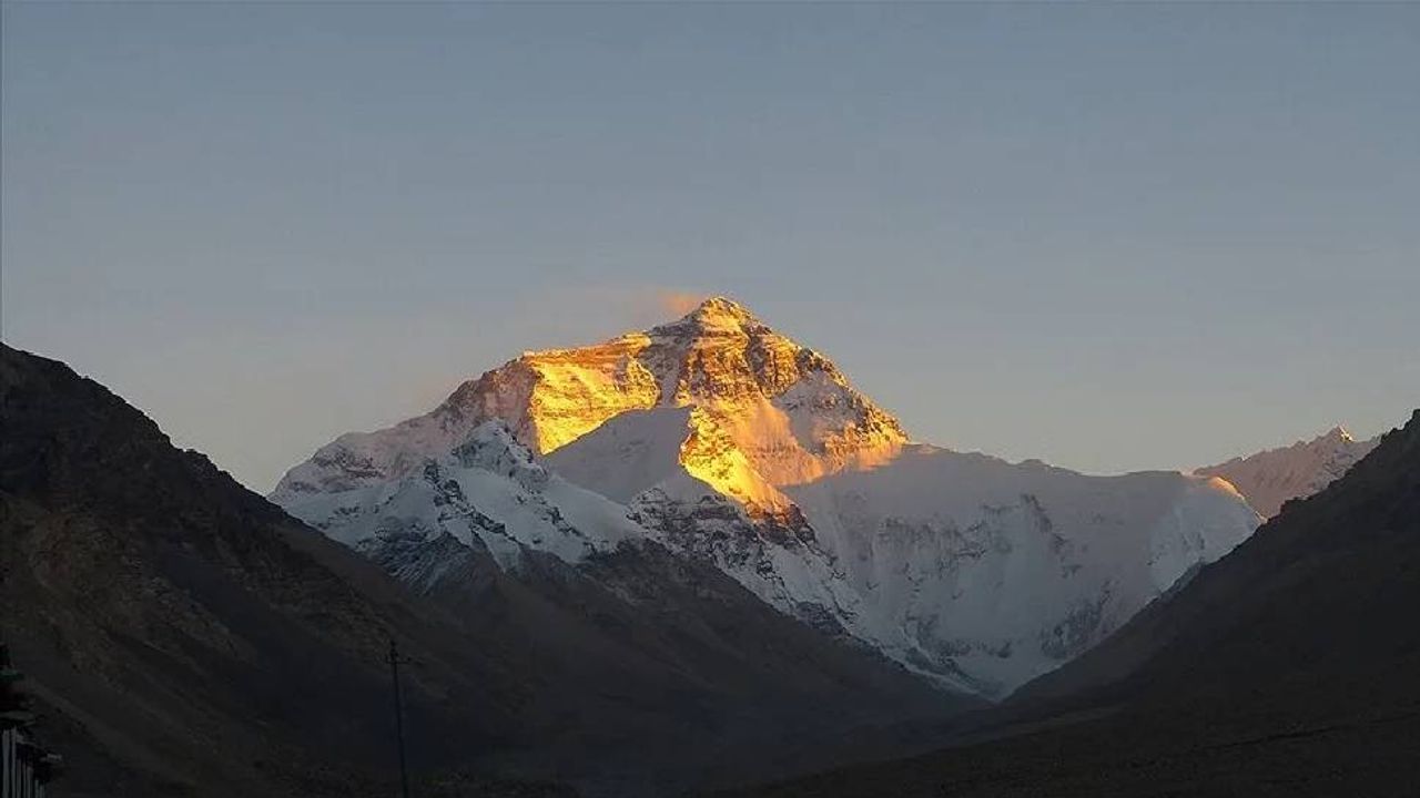 Çinli araştırma ekibi, Everest Dağı'nın zirvesine ulaştı 