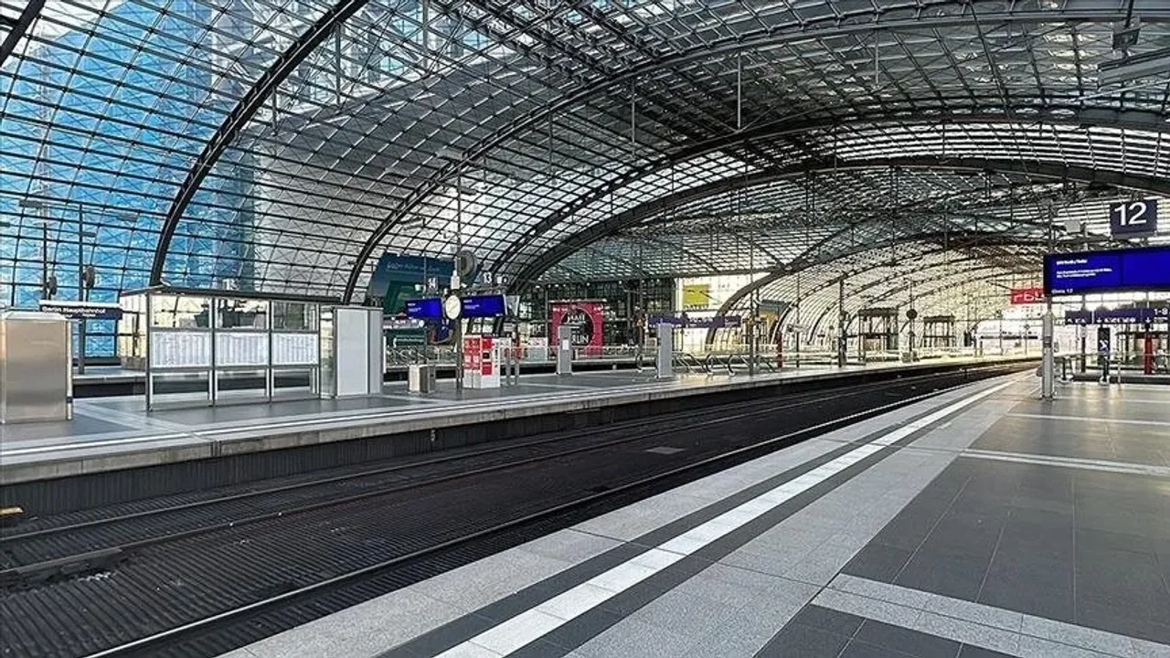 Almanya'da demir yolu çalışanlarının uyarı grevi iptal edildi 