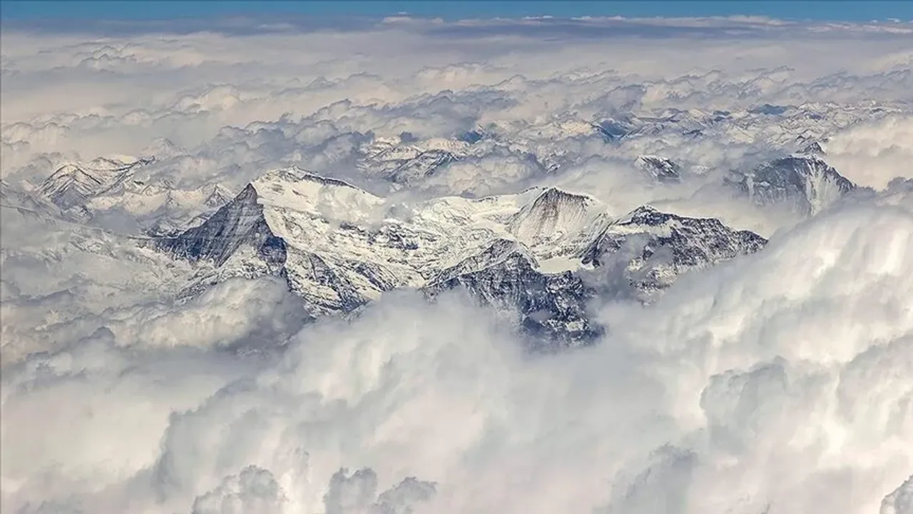 Nepalli dağcı 27. kez Everest'e tırmanarak zirve rekorunu egale etti 