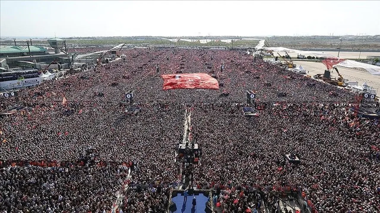 Erdoğan, Büyük İstanbul Mitingi'ne 1 milyon 700 bin kişinin katıldığını açıkladı