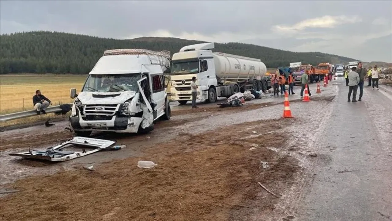 Tarsus-Adana-Gaziantep Otoyolu'nda zincirleme trafik kazası: 2 ölü, 20 yaralı 