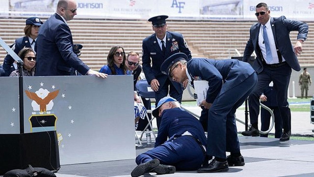 ABD Başkanı Biden katıldığı törende yere düştü