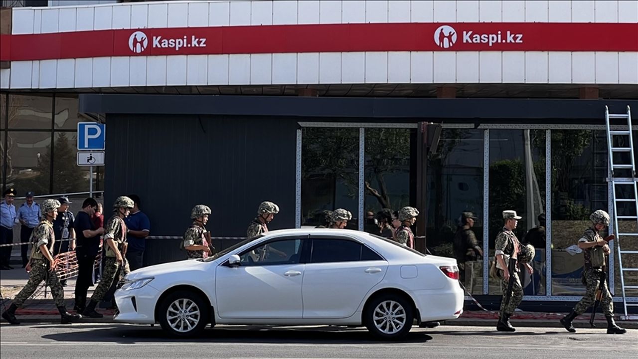 Kazakistan’da rehin alınan banka çalışanları kurtarıldı 