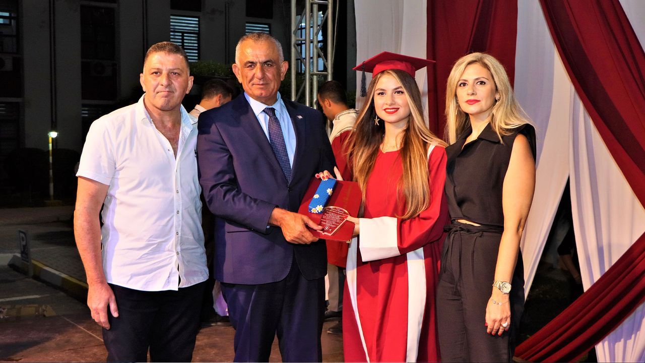 Atatürk Öğretmen Akademisi mezunları törenle diplomalarını aldı