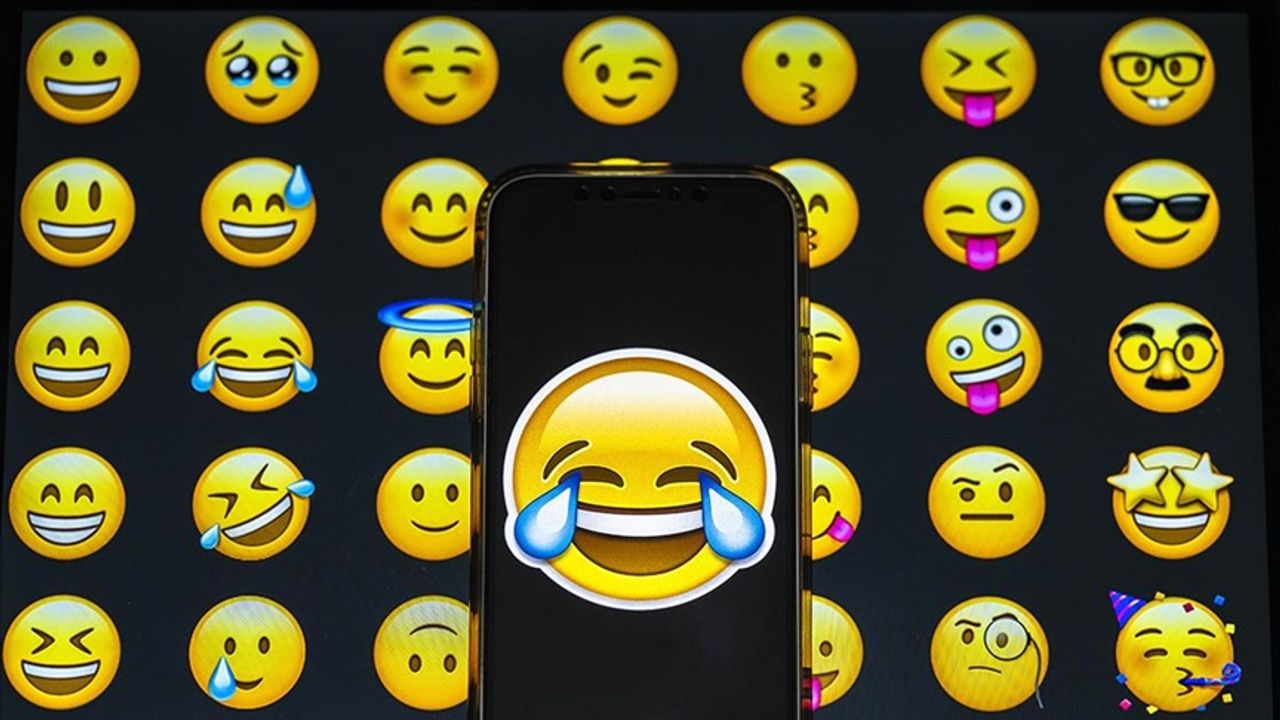 Dünyada en fazla "sevinç gözyaşlarıyla gülen yüz" emojisi kullanılıyor