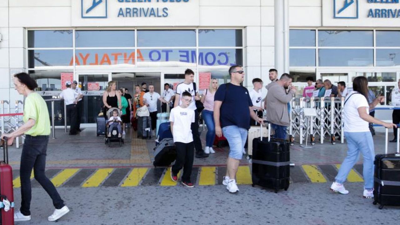 Bu kez Ercan değil Antalya... Peş peşe iki uçak bozulunca 400 Rus turist Antalya'da mahsur kaldı